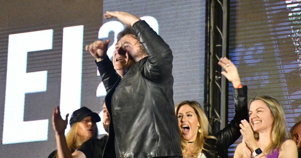 El oficialismo celebra el "giro a la derecha" en Argentina con la victoria de Milei y apunta a la relación de Cartes con Macri