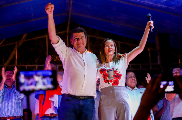 Efraín Alegre y Sole Núñez muestran su fuerza en Ñeembucú