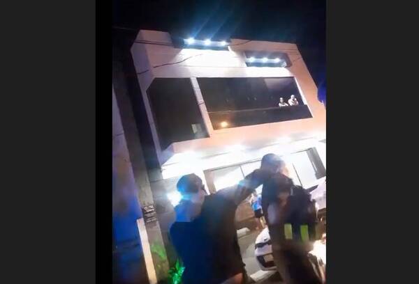 [VIDEO] ¿Don Florindo? Conductor enzoquetó cachetazo a un "zorro"