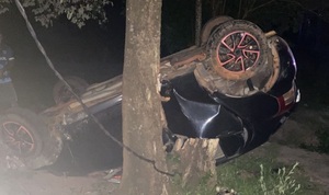 Diario HOY | Le reventaron los neumáticos y sufrió aparatoso accidente sobre la Ruta PY02