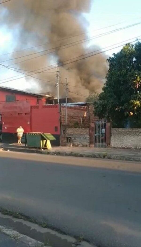 Intensa humareda en Loma Pytã por incendio en deposito