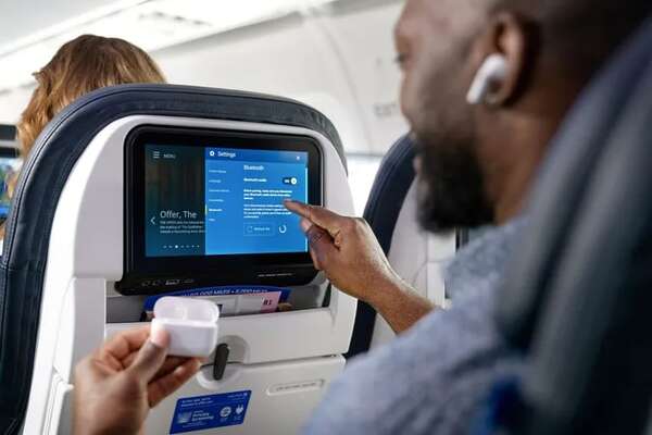 United permite conectar auriculares inalámbricos a pantalla del asiento - Viajes - ABC Color