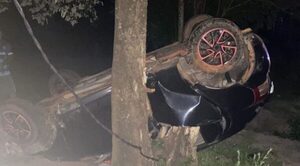 Le reventaron los neumáticos y sufrió aparatoso accidente sobre la Ruta PY02