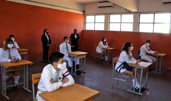 Escuelas que cuiden protocolos seguirían con clases presenciales, dice ministro