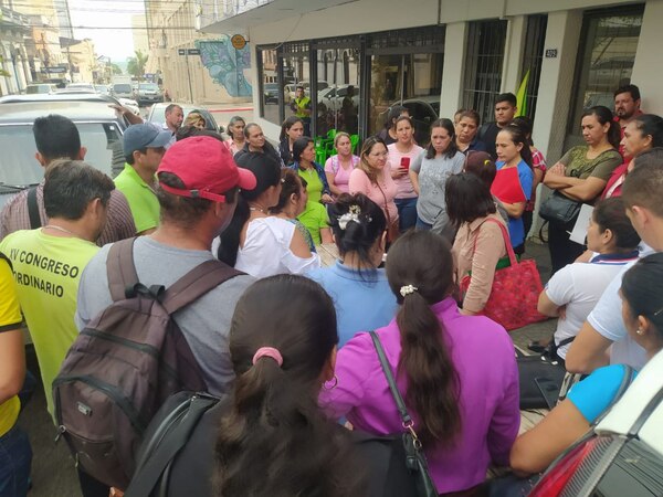 Diario HOY | Piden que docentes interinos sean incluidos en banco de datos del MEC para concursar