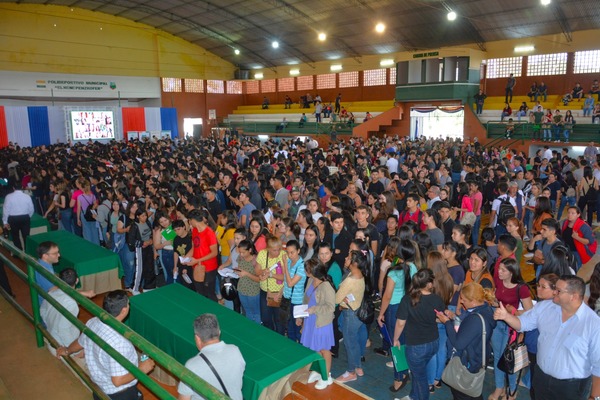 Entregan segundo desembolso de becas a 1.600 universitarios de Itapúa