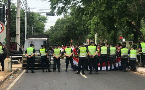 Diario HOY | Retrasos en cobros y crisis financiera obliga a funcionarios de Copaco a manifestarse