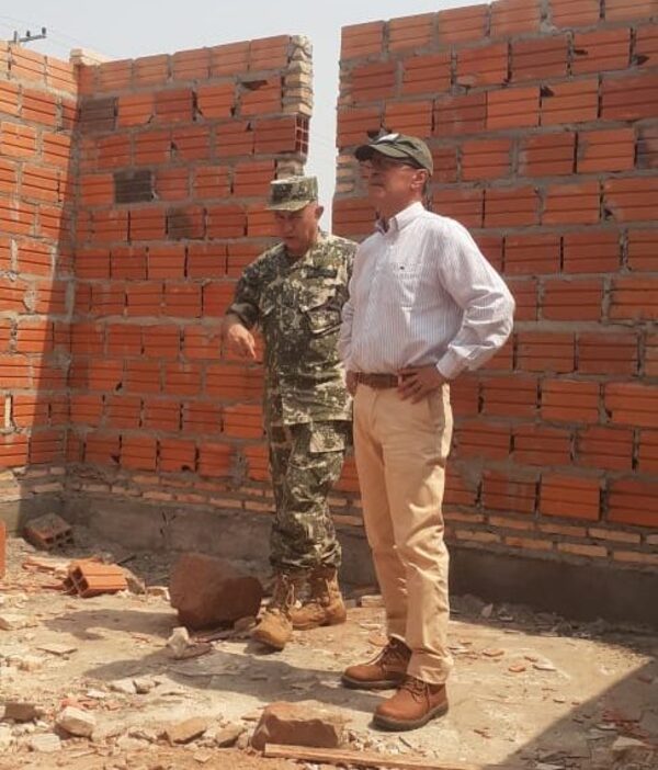 Militares del Ejército ayudan a reconstruir viviendas de familias afectadas por tornado - El Independiente