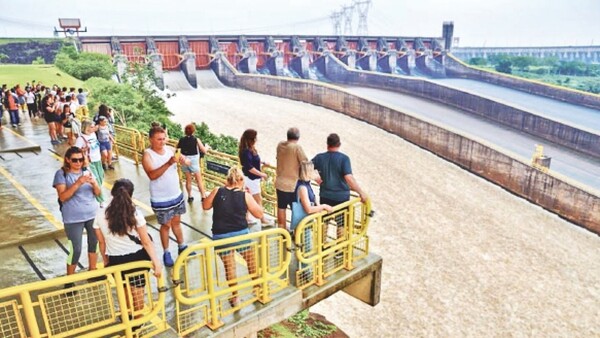 Rehabilitan servicios de balsas tras reducción de ríos Iguazú y Paraná