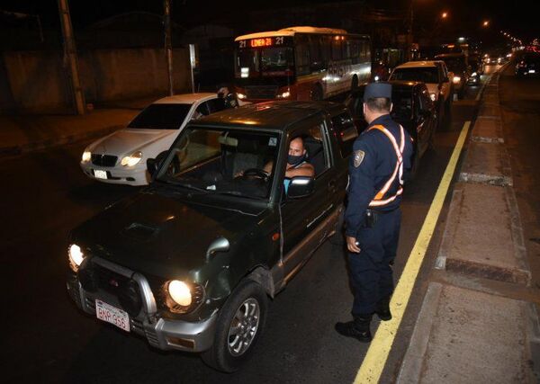 Pese a resistencia, Policía registra un alto acatamiento en primer día de nuevas restricciones