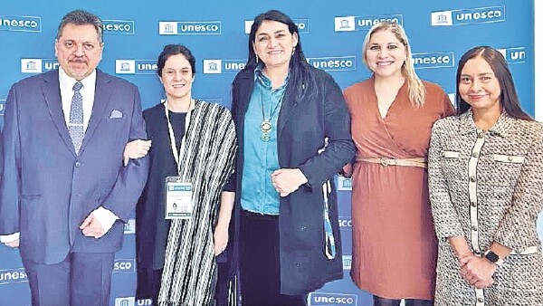 Ministra va a Unesco para tratar sobre poncho de 60 listas