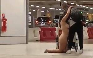 Estaba en una farra y apareció en pelotas en el aeropuerto abrazando y golpeando gente