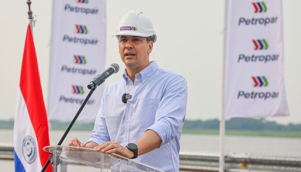 Santiago Peña anuncia nueva reducción en el precio de la nafta en Petropar - ADN Digital