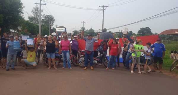 Vecinos del barrio San Juan de San José, claman por mejor servicio de agua corriente - Noticiero Paraguay