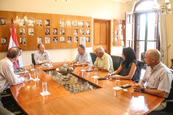 El Ministerio de Econom铆a y la Uni贸n de Gremios de la Producci贸n coordinan acciones conjuntas para avanzar hacia el desarrollo sostenible - Revista PLUS