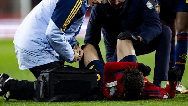 Gavi sufre una rotura completa del cruzado de la rodilla derecha