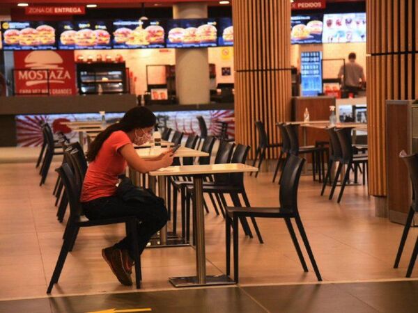 Restaurantes deciden cerrar locales y suspender al personal por 15 días