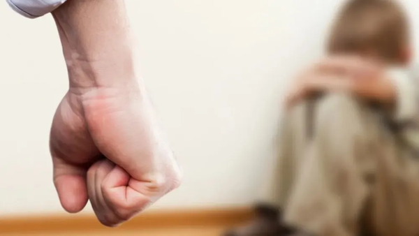 Niño es golpeado salvajemente porque no quiso bañarse - Noticiero Paraguay