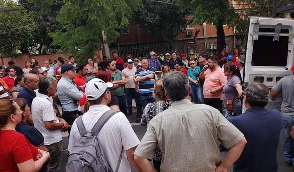 Funcionarios de Copaco de nuevo se movilizan y piden “clemencia” - Economía - ABC Color