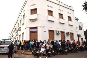 Funcionarios reclaman reajuste salarial equitativo en la Municipalidad de Carapeguá - Nacionales - ABC Color