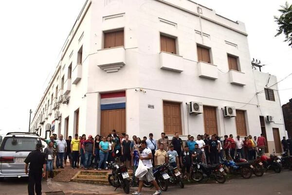 Funcionarios reclaman reajuste salarial equitativo en la Municipalidad de Carapeguá - Nacionales - ABC Color
