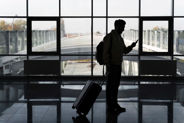 Detienen a presunto estafador quien prometía viajes a sus víctimas