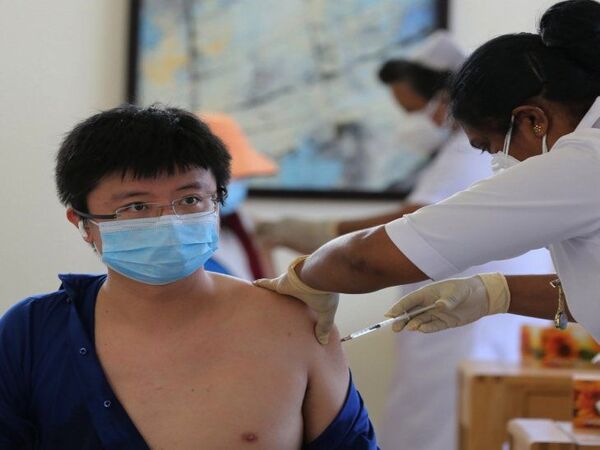 China admite baja efectividad de vacunas