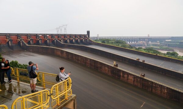 Vertedero de ITAIPU cierra sus compuertas tras últimos seis días de vertimiento