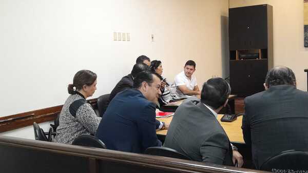Superposición de audiencias deriva en nueva suspensión de preliminar para Friedmann y otros