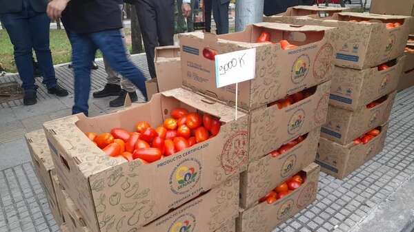 ¡Tomate a mitad de precio! Avalancha de compradores en el microcentro - Nacionales - ABC Color