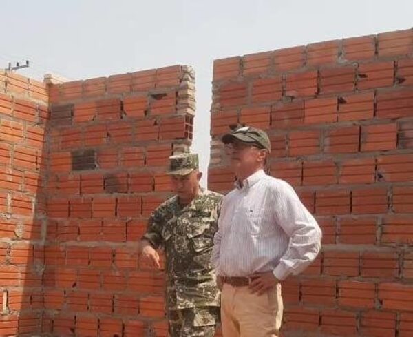 FFAA ayudan en la reconstrucción de viviendas para familias afectadas por tornado en San Pedro