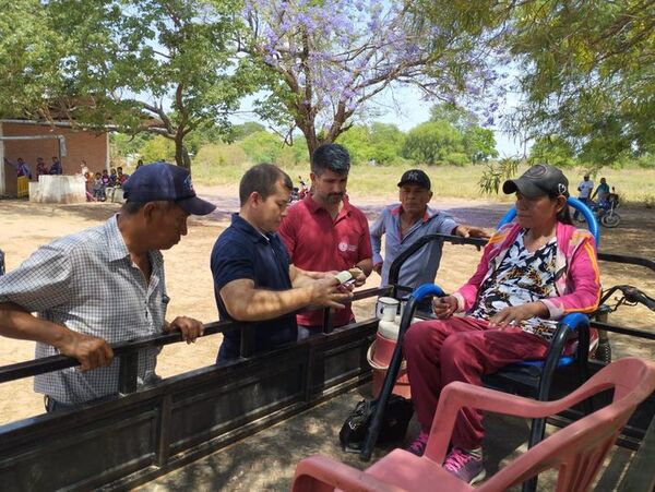Chaqueños beneficiados por Tekoporã reciben sus aportes mediante cajeros móviles