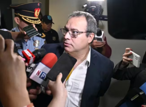Periodista Carlos Granada irá a juicio oral por coacción sexual y otros delitos