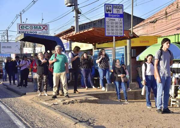 Transporte público: paradas siguen repletas, tras casi 100 días de gobierno de Santi Peña - Nacionales - ABC Color