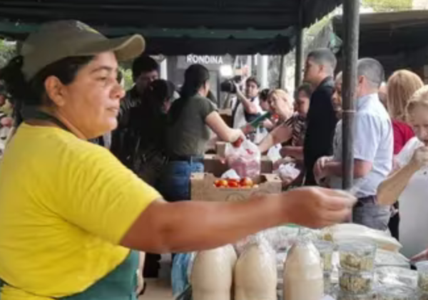 Productores se presentan con tomates a costo bajo en tres lugares