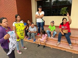 Vecinos se manifiestan frente a ESSAP por falta de agua potable | Radio Regional 660 AM