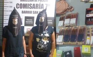 Mujeres detenidas por hurtar en local comercial