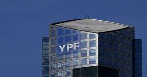 La Nación / Victoria de Milei dispara 40 % las acciones de YPF