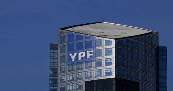 La Nación / Victoria de Milei dispara 40 % las acciones de YPF