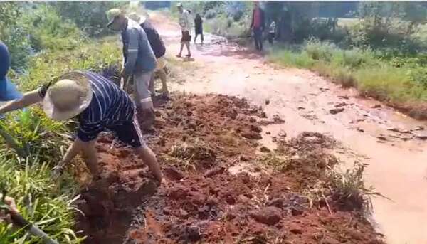 Pobladores de zonas rurales de San Joaquín exigen al MOPC camino de todo tiempo - Nacionales - ABC Color