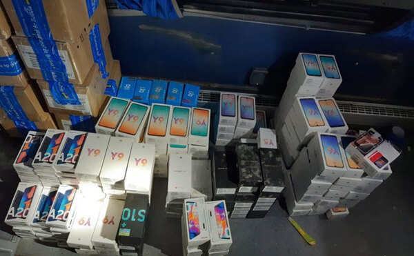 Fiscalía imputa a empresario y aduaneros por ingresar celulares declarados como autorrepuestos
