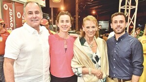 Brindis por inauguración de Shell