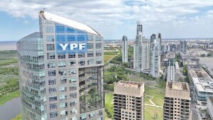 Acciones de YPF y otras empresas argentinas suben en la bolsa