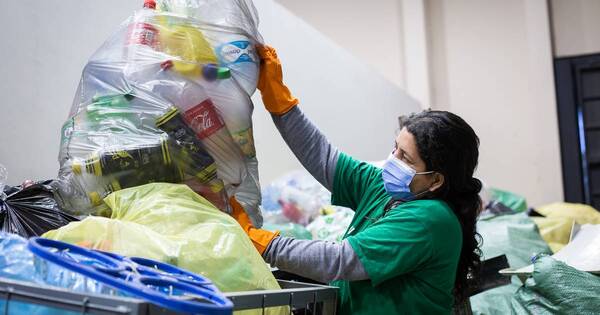 La Nación / MIC y gremios instalan mesa de trabajo para reglamentar ley de reciclaje plástico
