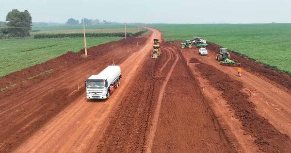 La Nación / Esperaron décadas asfalto a Pto. Indio y ahora que inició, dos vecinos traban