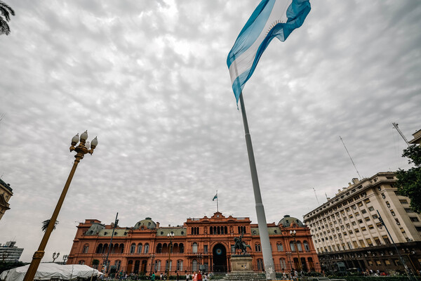 Las acciones se disparan en Argentina y el dólar sube en el "día D" del triunfo de Milei - MarketData