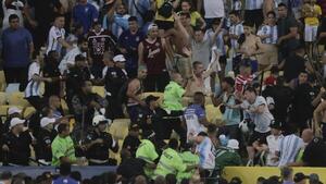 Se reanuda Brasil-Argentina tras incidentes en las gradas