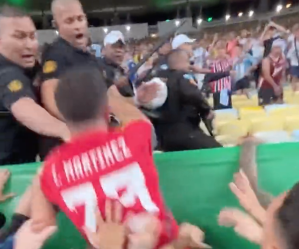 Versus / La reacción de ’Dibu’ Martínez ante la represión policial en el Maracaná