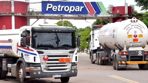 Ex director de Petropar suma 27 contratos con el Estado