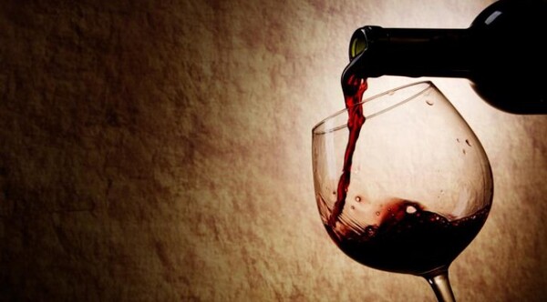 Diario HOY | Estudio revela por qué a veces nos duele la cabeza al tomar una copa de vino tinto